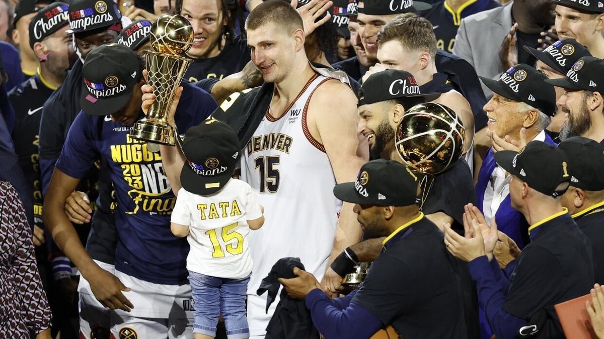 Nikola Jokic, en el momento de recibir el trofeo de mejor jugador de las finales.