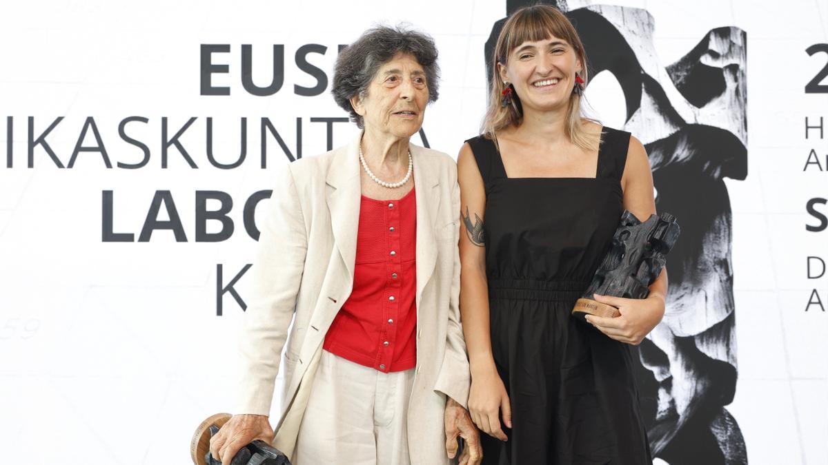 La artista Esther Ferrer Ruiz y la doctoranda Maddi Alberdi Martin tras recibir el premio.