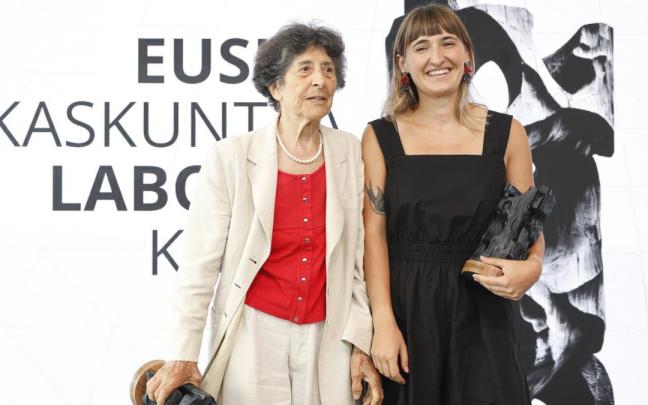 La artista Esther Ferrer Ruiz y la doctoranda Maddi Alberdi Martin tras recibir el premio.