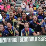 Las jugadoras del Bera Bera celebran la consecución del título
