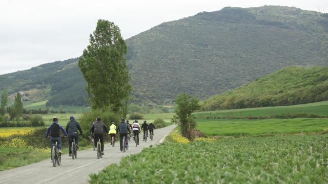 Las autoridades recorren el nuevo tramo de la Vía Verde del Plazaola entre Sarasa y Pamplona. Foto: Gobierno de Navarra
