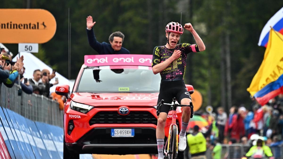 Georg Steinhauser festeja la victoria en Passo Brocon.