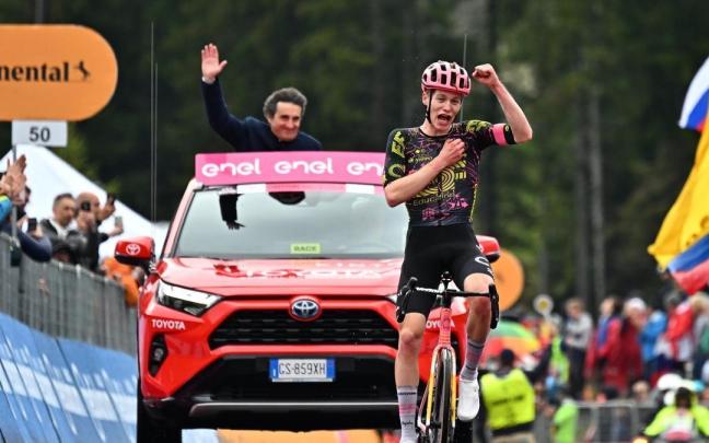 Georg Steinhauser festeja la victoria en Passo Brocon.