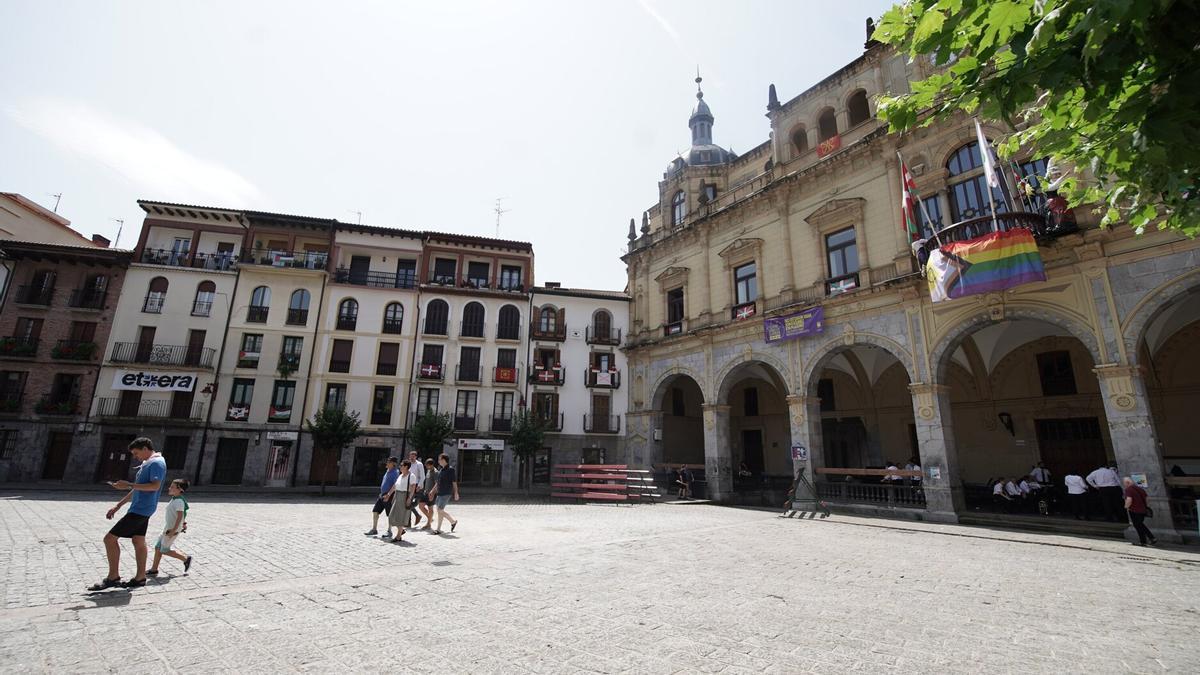 Gudarien Enparantza de Hernani, donde se encuentra la casa consistorial
