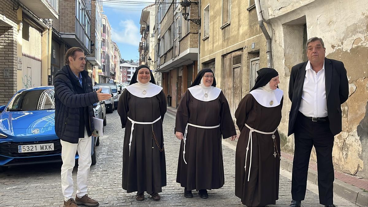 Las monjas de Belorado pasean tranquilamente antes de declarar ante la jueza.