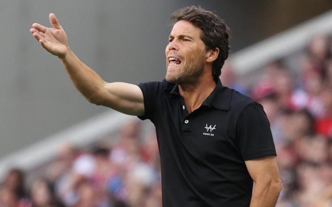 Rubi da instrucciones a sus jugadores el pasado domingo en el Metropolitano.