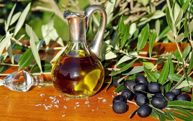 Imagen de archivo de aceite de oliva virgen extra.