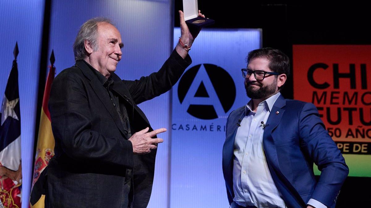 Serrat recibe la medalla conmemorativa de los 50 años del golpe de Estado chileno de manos de Gabriel Boric.