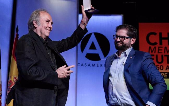 Joan Manuel Serrat recibe la medalla conmemorativa que le entrega el presidente de la República de Chile, Gabriel Boric Joan Manuel Serrat recibe la medalla conmemorativa que le entrega el presidente de la República de Chile, Gabriel Boric
