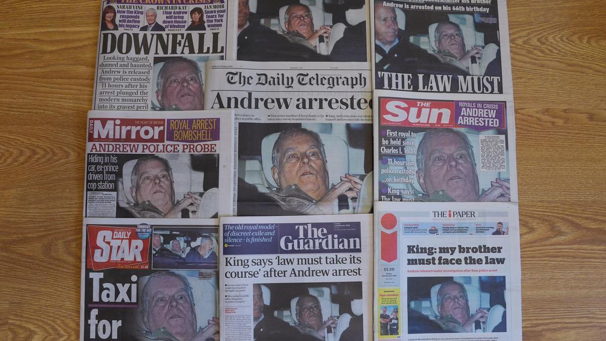 Las portadas de los periódicos nacionales londinenses muestran a Andrew Mountbatten-Windsor saliendo de la comisaría de Aylsham.