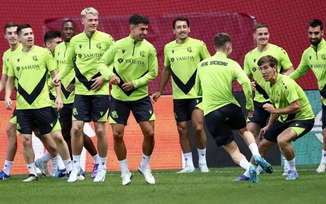 Los jugadores de la Real Sociedad entrenando en Niza. REAL SOCIEDAD