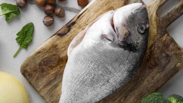 Los expertos recomiendan al menos dos raciones de pescado a la semana.