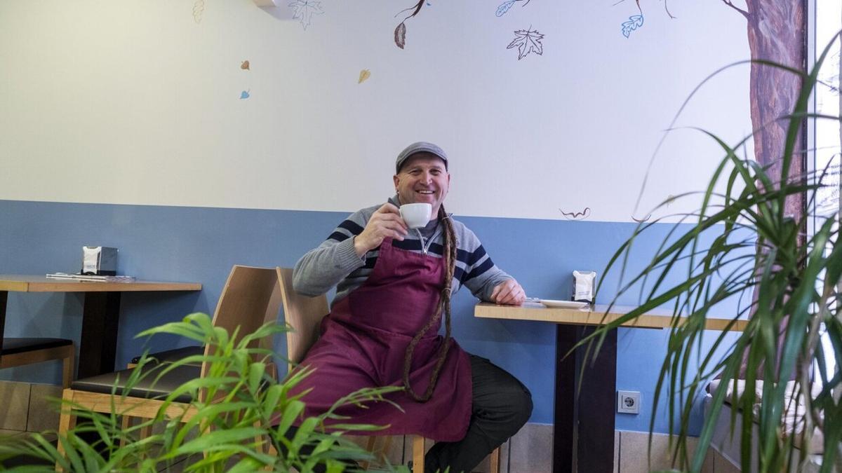 Edorta Marco, con una taza de café en Ongi Izan de la calle Mayor.