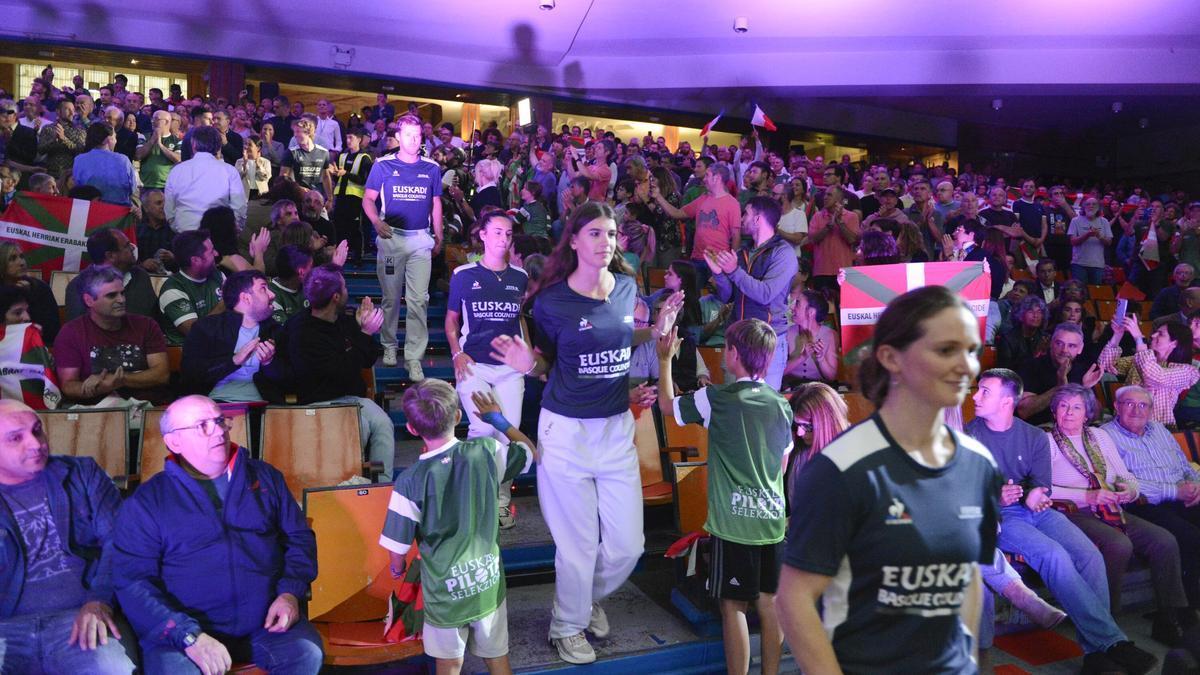 Integrantes de la Euskal Selekzioa de cesta punta antes de su debut oficial en una competición internacional en Gernika