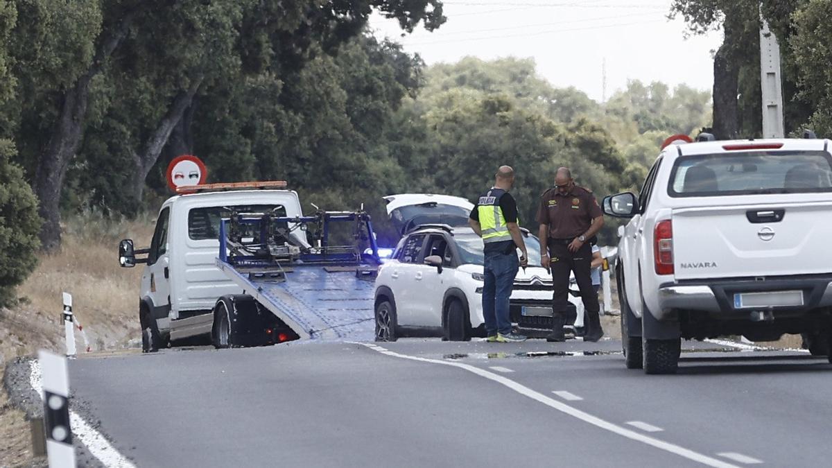 Una grúa junto al coche en el que viajaba Borja Villacís.