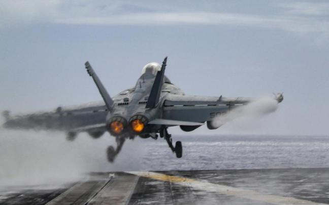 Un cazabombardero estadounidense despega de la pista del portaaviones ‘Theodor Roosevelt’.