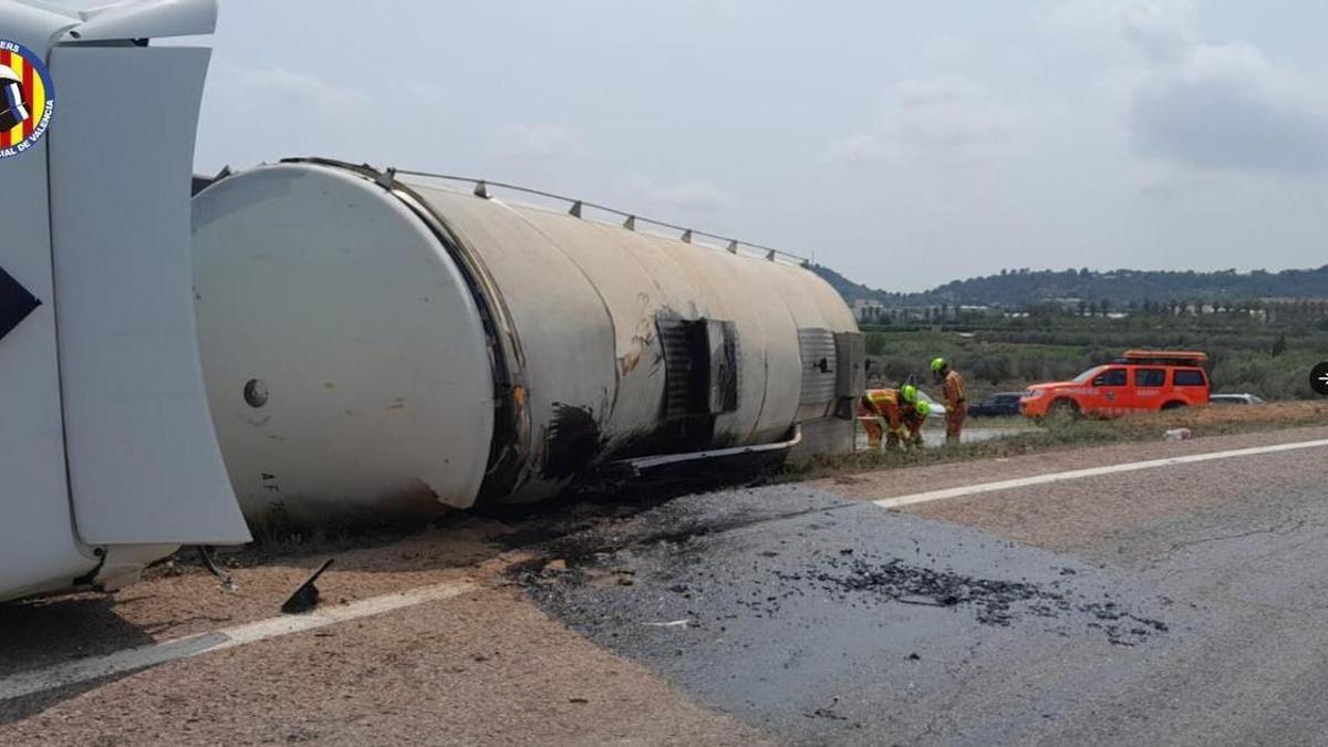 El camión tras el accidente.