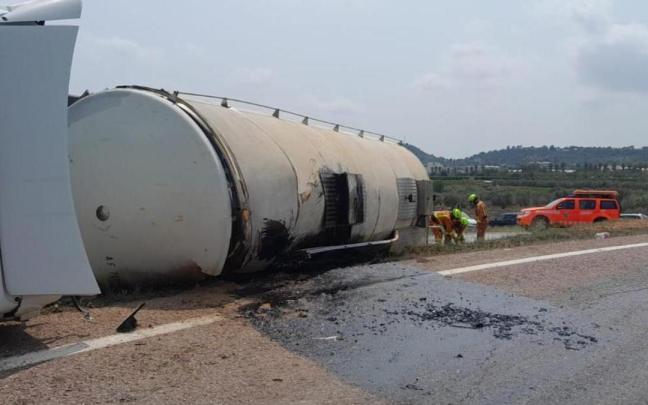El camión tras el accidente.