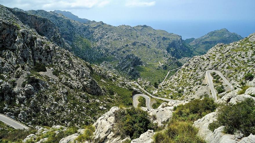 La carretera de cala Sa Calobra se retuerce buscando el paso hacia el mar a través de la sierra de Tramuntana.