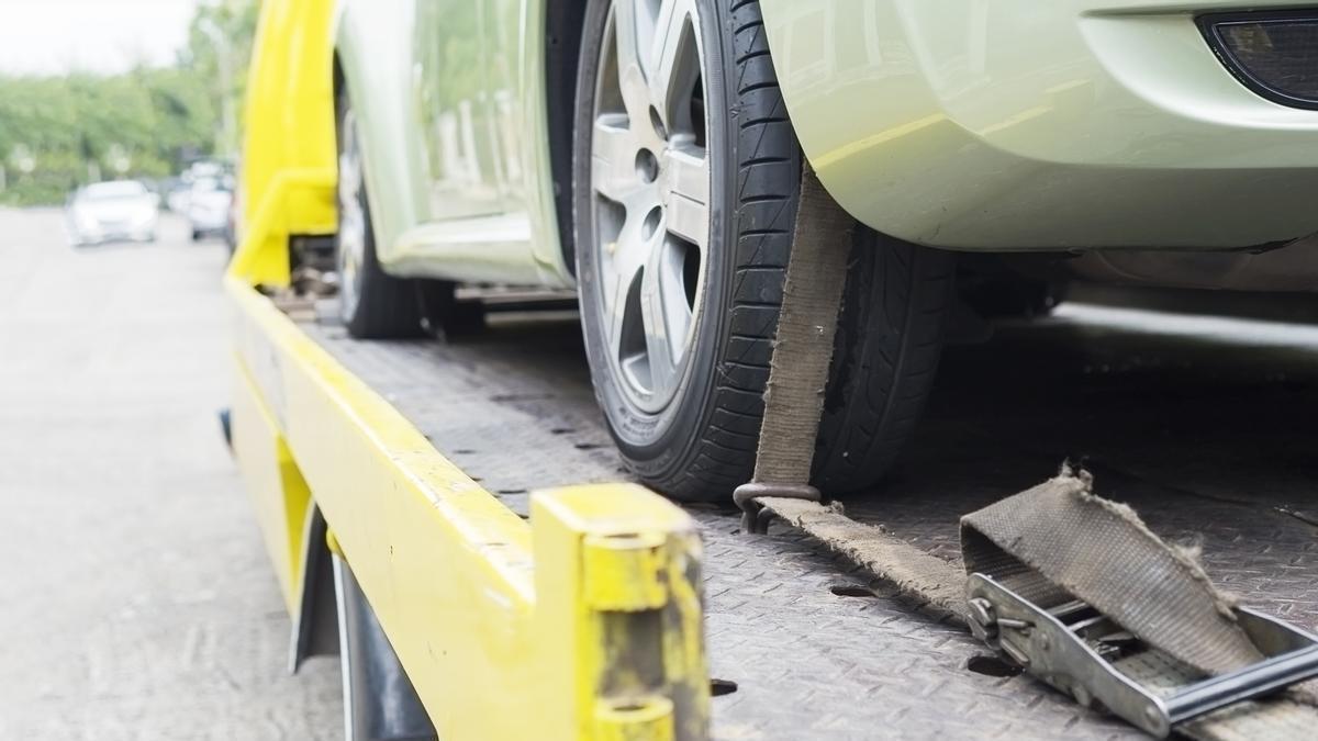 Lo recomendable es, en primer lugar, intentar localizar al propietario del coche para solicitar que retire el vehículo de forma voluntaria.