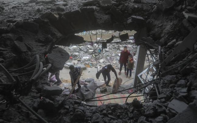 Ruinas de un edificio bombardeado en el sur de la Franja de Gaza.