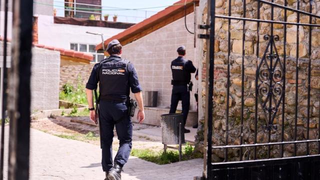 Agentes de Policía Nacional durante una operación policial en Cantabria.