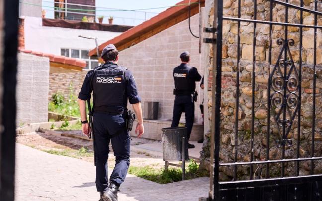 Agentes de Policía Nacional durante una operación policial en Cantabria.
