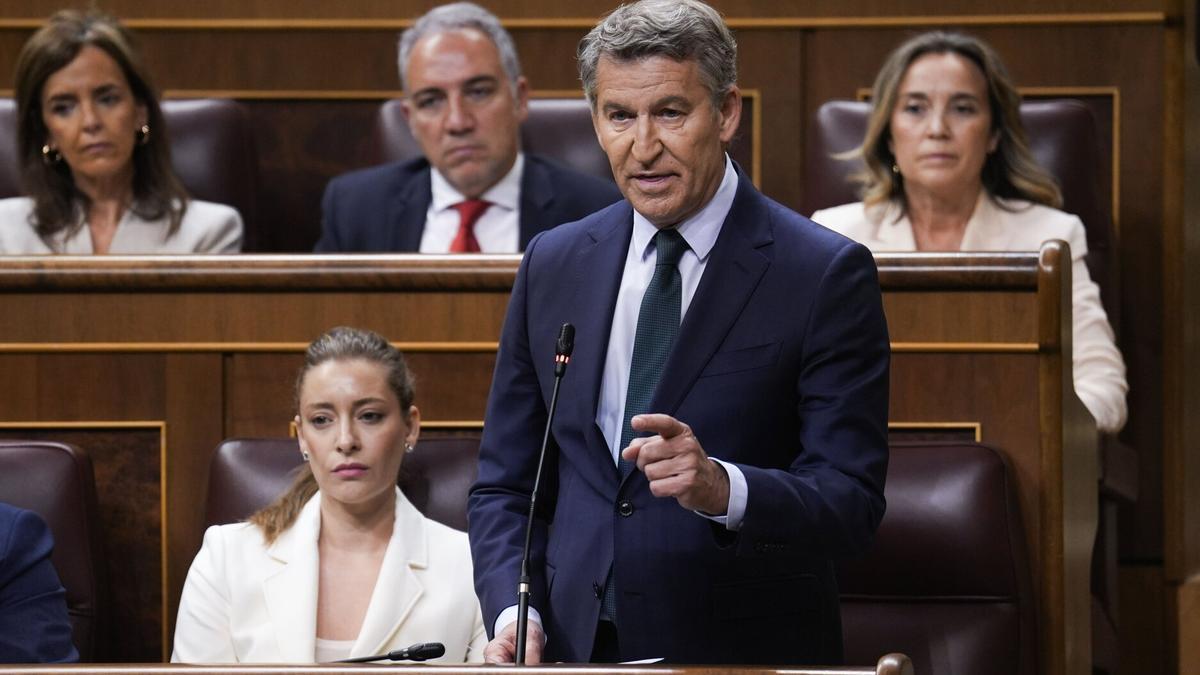 Feijóo pide la dimisión de Sánchez porque Zapatero no habría "delinquido" sin su Gobierno.