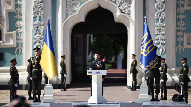 El presidente ucraniano, Volodímir Zelenski, durante la ceremonia conmemorativa del 35 aniversario de la independencia de Ucrania.