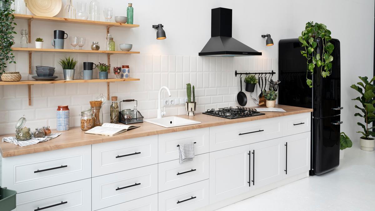 Cocina llena de objetos por todos lados.