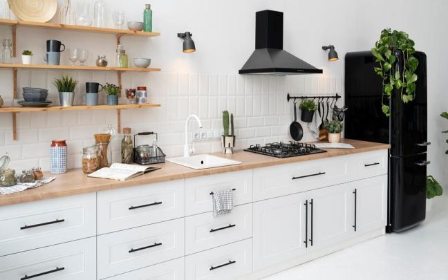 Cocina llena de objetos por todos lados. Cocina llena de objetos por todos lados.