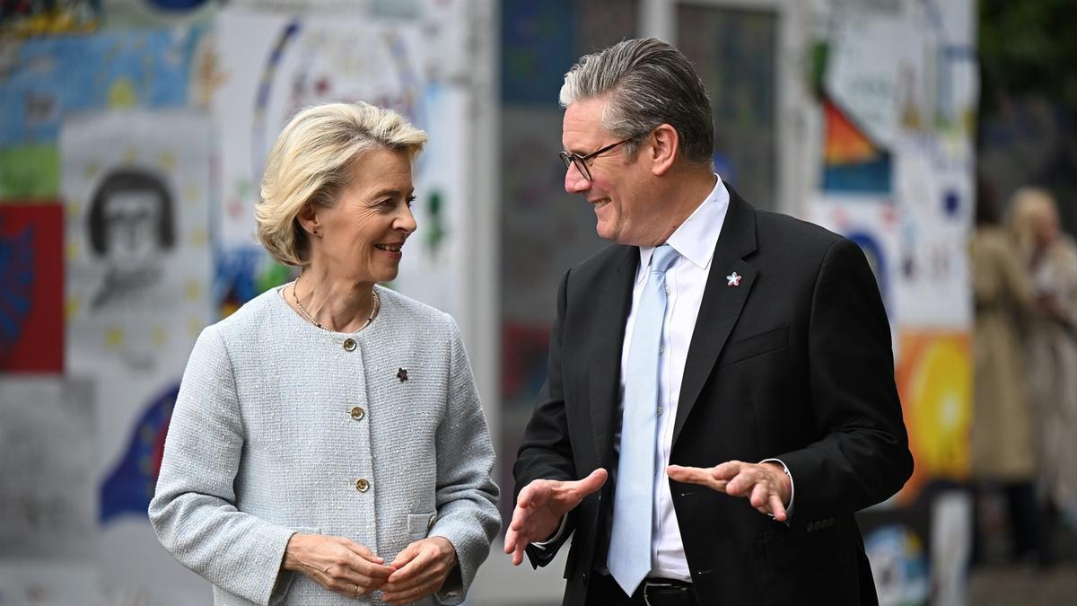 La presidenta de la Comisión Europea, Ursula von der Leyen, y el primer ministro de Reino Unido, Keir Starmer.