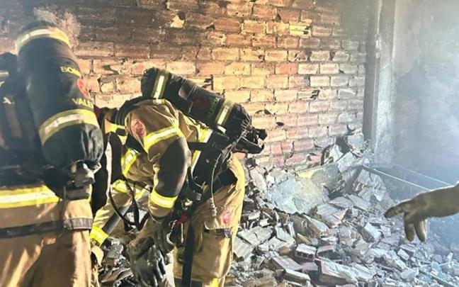 Los bomberos en el edificio incendiado.