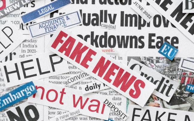 Montaje con recortes de periódico entre los que puede leerse la expresión 'Fake news'.