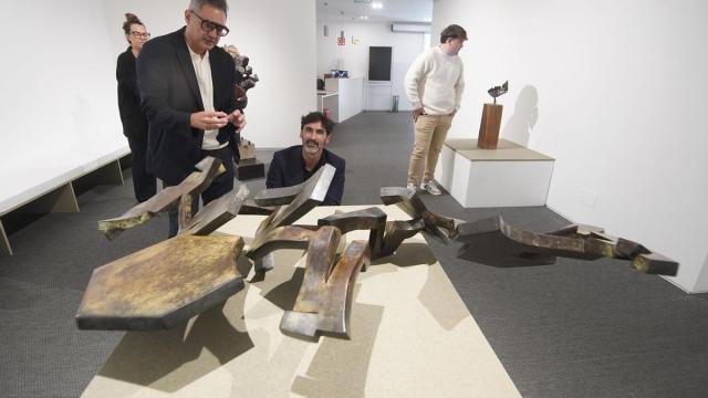 Juan Pablo Huércanos y Mikel Chillida, este jueves, en la exposición sobre Chillida y Mendiburu, en la sala Menchu Gal de Irun.