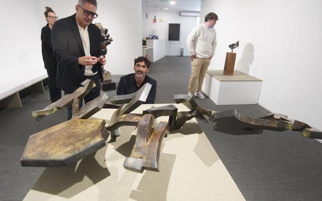 Juan Pablo Huércanos y Mikel Chillida, este jueves, en la exposición sobre Chillida y Mendiburu, en la sala Menchu Gal de Irun.