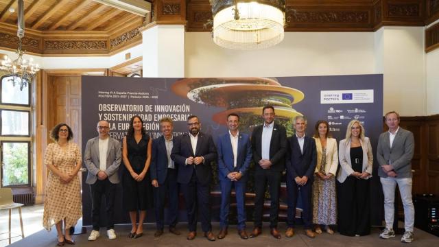 El vicelehendakari Mikel Torres en el centro rodeado del resto de participantes a la presentación de OISE
