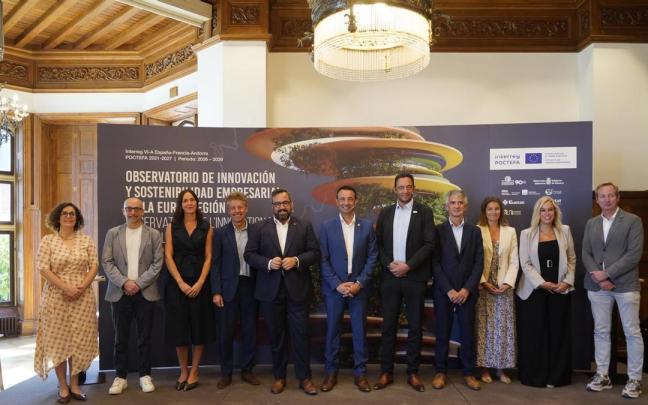 El vicelehendakari Mikel Torres en el centro rodeado del resto de participantes a la presentación de OISE