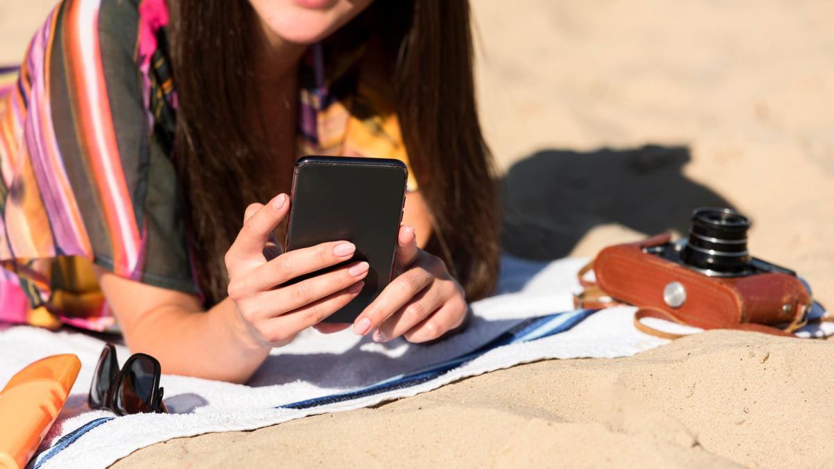 Calor, arena y móviles, una combinación veraniega no exenta de riesgos.