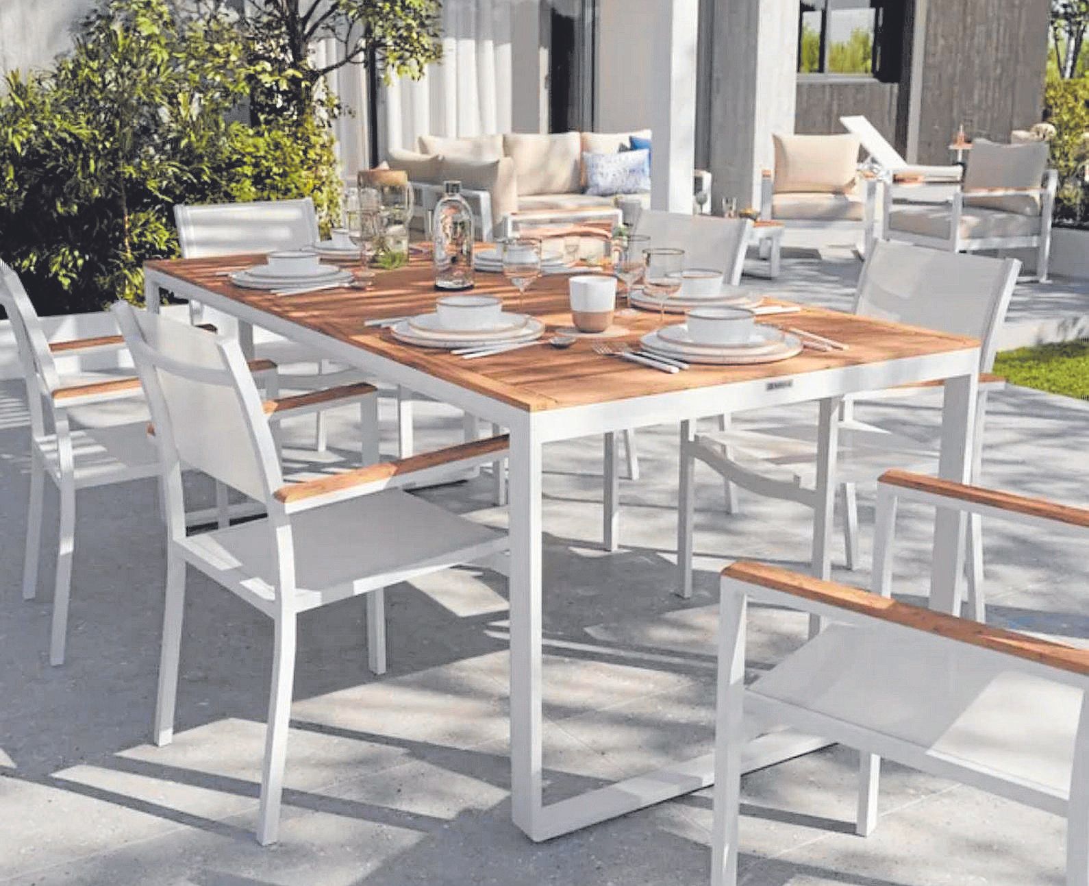 Imagen mesa jardín.