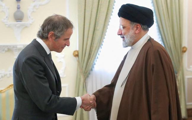 El director de la OIEA, Rafel Grossi (izquierda), en su reunión con el presidente iraní, Ebrahim Raisi.