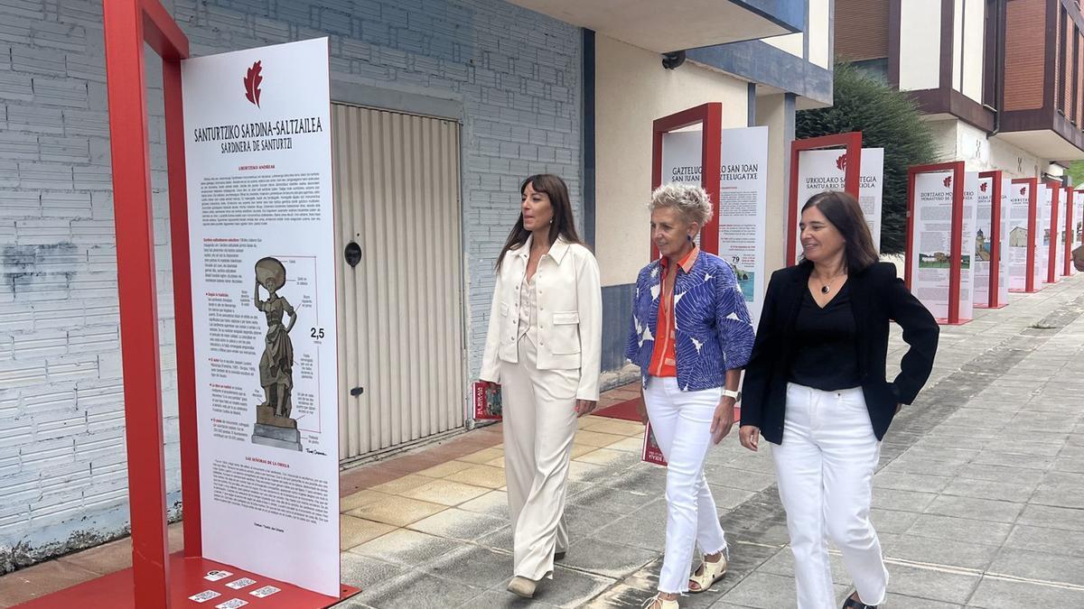 Leire Sáez, Garbiñe Saenz de Buruaga y Ainhoa Arrizubieta durante la inauguración de la exposición “De Bizkaia de toda la vida”.