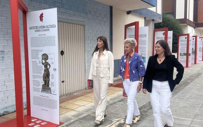 Leire Sáez, Garbiñe Saenz de Buruaga y Ainhoa Arrizubieta durante la inauguración de la exposición “De Bizkaia de toda la vida”.