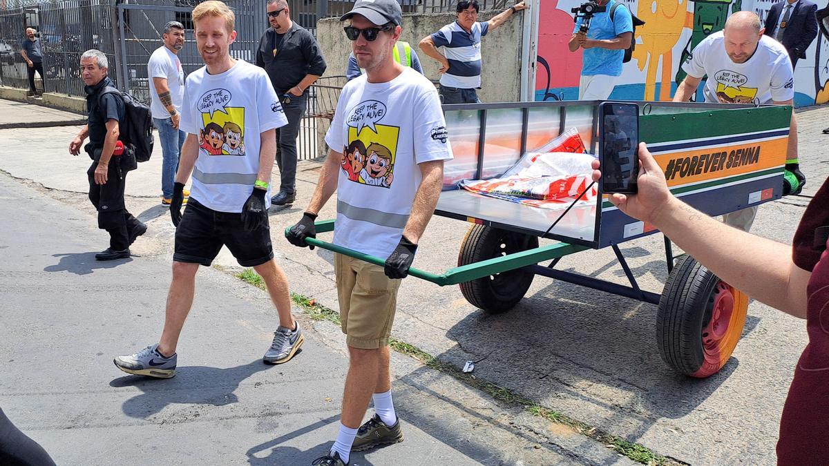 Sebastian Vettel, en una campaña de recogida de basura en Sao Paulo.