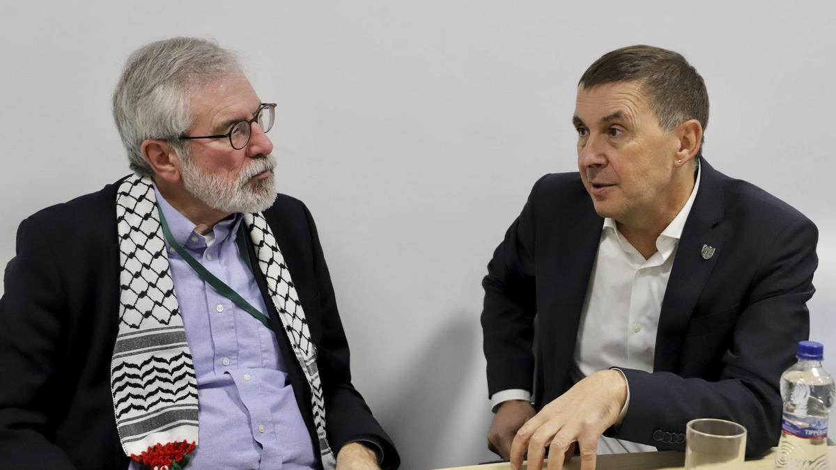Arnaldo Otegi conversa con Gerry Adams