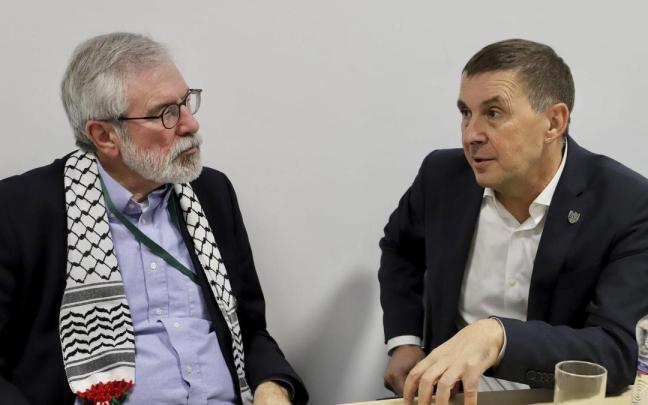 Arnaldo Otegi conversa con Gerry Adams Arnaldo Otegi conversa con Gerry Adams