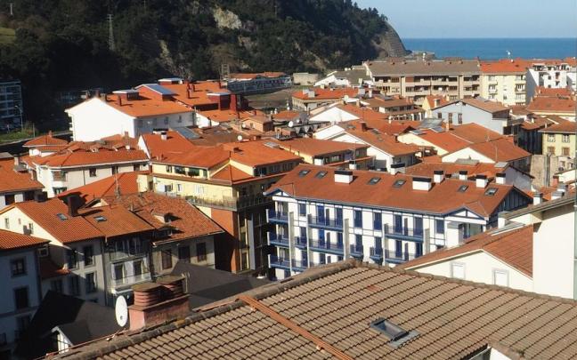 Vista general del casco urbano de la localidad costera de Deba