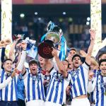 Zubeldia, con el brazalete de capitán, junto a Elustondo y Oyarzabal, celebrando el título de Copa en La Cartuja.