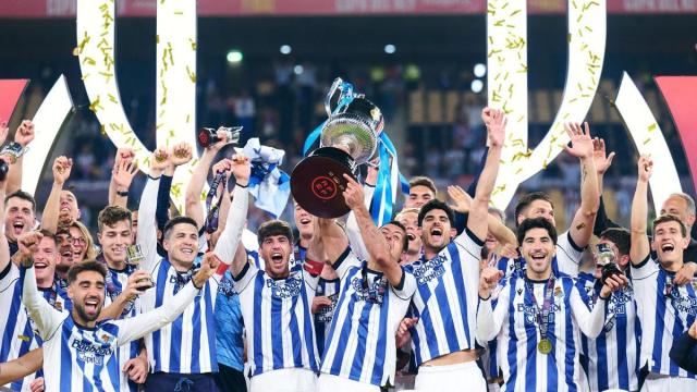Zubeldia, con el brazalete de capitán, junto a Elustondo y Oyarzabal, celebrando el título de Copa en La Cartuja.