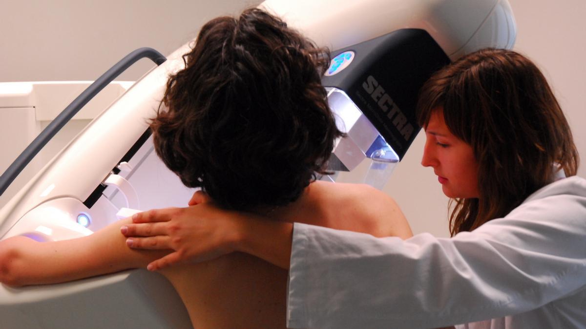 Una mujer se somete a una mamografía